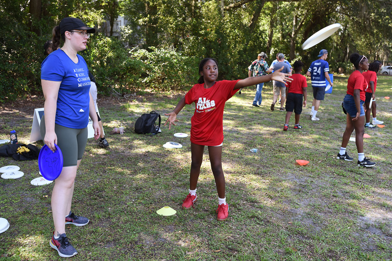 Club kids playing frisbee golf
